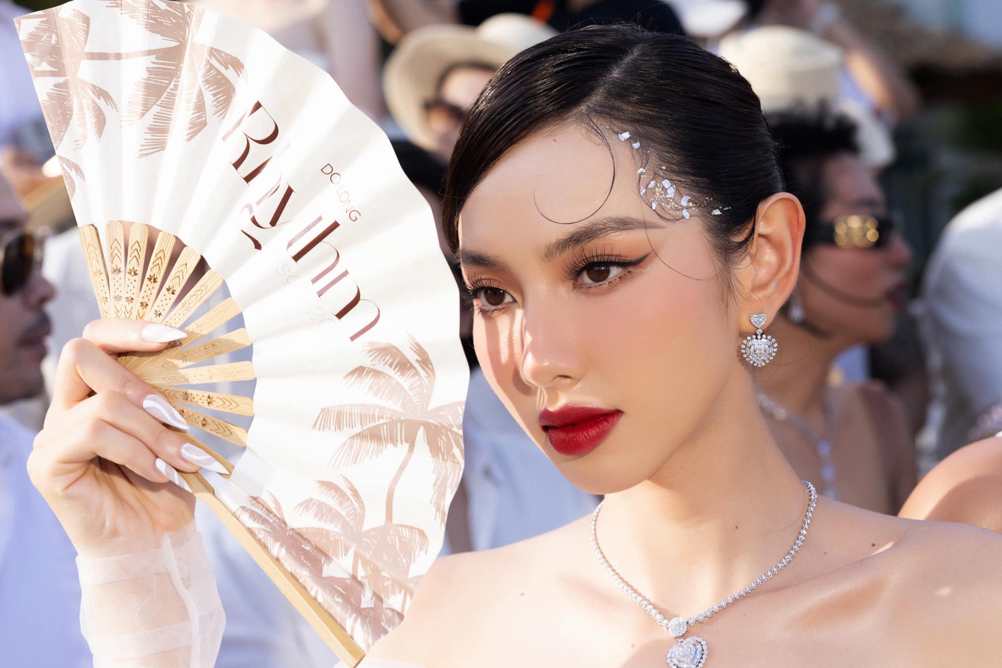 Hoa hậu Hòa Bình Thế Giới 2021 – Nguyễn Thúc Thùy Tiên nổi bật trong show diễn của NTK Đỗ Long